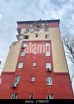 Irpen, Ukraine. Mai 07. 2022 das Ende eines Wohngebäudes mit einer beschädigten Mauer und gebrochenen Fenstern vom Schuss Stockfoto