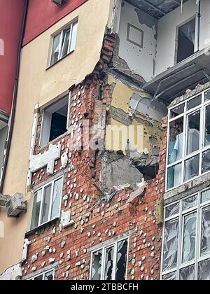 Irpin, Ukraine. Mai 07. 2022 Ein Fragment der Fassade eines Wohngebäudes mit durch die Explosion zerstörten Mauern, die Folgen des Shellin Stockfoto