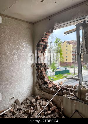 Irpin, Ukraine. Mai 07. 2022 Blick vom Haus durch die Backsteinmauer, die von der russischen Granate zerstört wurde Stockfoto