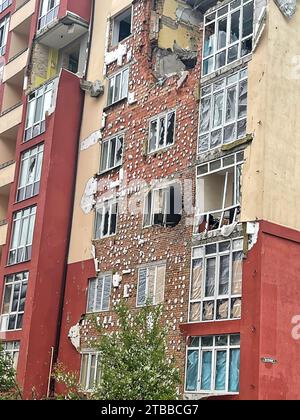 Irpen, Ukraine. Mai 07. 2022 Fragment der Fassade eines Wohngebäudes mit durch Beschuss der Bewohner zerstörten Mauern, gebrochene Fenster Stockfoto