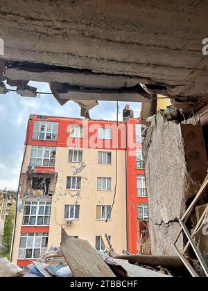 Irpen, Ukraine. Mai 07. 2022 Blick auf ein Nachbarhaus von einer Ruine der Wohnung durch ein Loch einer Explosion während des Krieges mit Russland Stockfoto