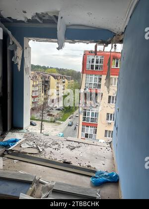 Irpen, Ukraine. Mai 07. 2022 Blick auf ein Nachbarhaus von einer Ruine der Wohnung durch ein Loch einer Explosion während des Krieges mit Russland Stockfoto