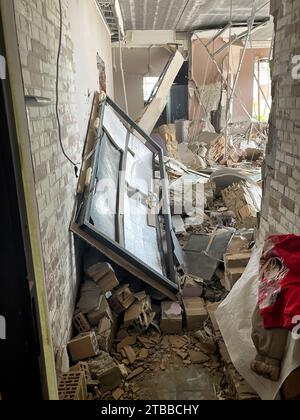 Irpen, Ukraine. Mai 07. 2022 Zerstörung durch eine russische Granate in einem Wohngebäude, ein kaputtes Fenster und zerbrochene Wände Stockfoto