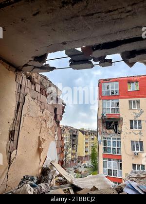 Irpen, Ukraine. Mai 07. 2022 Blick von der Ruine der Wohnung durch ein Loch in der Mauer von einer russischen Muschel Stockfoto