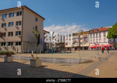 Bihac, Bosnien - 7. September 2023. Eine Fußgängerstraße im Zentrum von Bihac im Kanton Una-Sana, Föderation Bosnien und Herzegowina Stockfoto