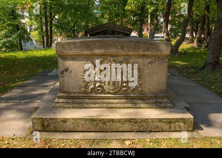 Bihac, Bosnien - 7. September 2023. Ein Sarkophag in der Kirche St. Antonius von Padua in Bihac, Kanton Una-Sana, Föderation von Bosnien und Herzegowina. Stockfoto