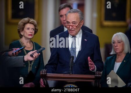 Washington, Usa. Dezember 2023. Chuck Schumer (Demokrat von New York), der Mehrheitsführer des US-Senats, hält während der Pressekonferenz der Demokraten im US-Senat im Kapitol der Vereinigten Staaten am Dienstag, den 5. Dezember, eine Rede. 2023. Foto: Rod Lamkey/CNP/ABACAPRESS.COM Credit: abaca Press/Alamy Live News Stockfoto