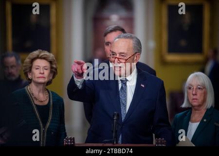 Washington, Usa. Dezember 2023. Chuck Schumer (Demokrat von New York), der Mehrheitsführer des US-Senats, hält während der Pressekonferenz der Demokraten im US-Senat im Kapitol der Vereinigten Staaten am Dienstag, den 5. Dezember, eine Rede. 2023. Foto: Rod Lamkey/CNP/ABACAPRESS.COM Credit: abaca Press/Alamy Live News Stockfoto