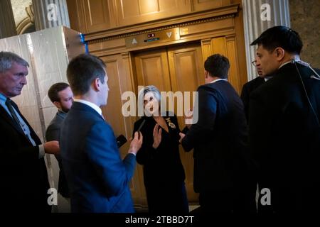 Washington, Usa. Dezember 2023. US-Senatorin Joni Ernst (Republikanerin von Iowa) spricht mit Reportern, während sie an Bord eines Fahrstuhls nach der Pressekonferenz der Demokraten im US-Senat am Dienstag, 5. Dezember, im Kapitol der Vereinigten Staaten in Washington, DC, USA, geht. 2023. Foto: Rod Lamkey/CNP/ABACAPRESS.COM Credit: abaca Press/Alamy Live News Stockfoto