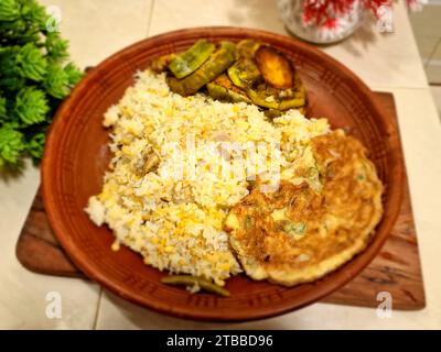 Khichuri (Hodgepodge) ist ein beliebtes und nahrhaftes Essen in Bangladesch Stockfoto