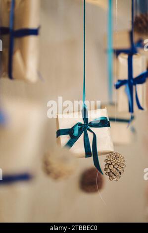 Eine Auswahl an hängenden Weihnachtsgeschenkboxen, die von der Decke hängen Stockfoto