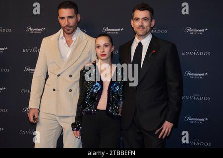 6. Dezember 2023, Mexiko-Stadt, Ciudad de Mexico, Mexiko: 5. Dezember 2023, Mexiko-Stadt, Mexiko: (L-R) Miguel Angel Silvestre, Assira Abbate, Luis Gerardo Mendez besuchen den blauen Teppich der â€˜Los Enviadosâ€™ TV-Serie Premiere. Im Teatro Helenico. Am 5. Dezember 2023 in Mexiko-Stadt. (Credit Image: © Jaime Nogales/eyepix via ZUMA Press Wire) NUR REDAKTIONELLE VERWENDUNG! Nicht für kommerzielle ZWECKE! Stockfoto