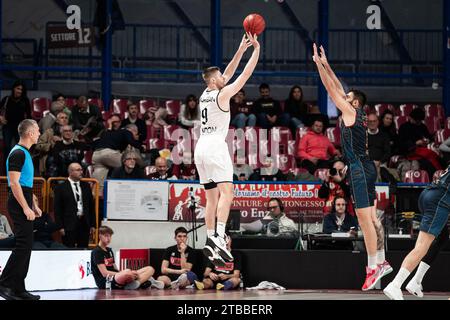 Mestre, Italien. Dezember 2023. Shooting von Conor Morgan während des Umana Reyer Venezia vs London Lions im Palasport Taliercio in Venedig, Italien am 5. Dezember 2023 während Umana Reyer Venezia vs London Lions, Basketball EuroCup Spiel in Mestre, Italien, 05. Dezember 2023 Credit: Independent Photo Agency/Alamy Live News Stockfoto