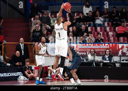 Mestre, Italien. Dezember 2023. Shooting von Jordan Taylor während des Umana Reyer Venezia vs London Lions im Palasport Taliercio in Venedig, Italien am 5. Dezember 2023 während Umana Reyer Venezia vs London Lions, Basketball EuroCup Spiel in Mestre, Italien, 05. Dezember 2023 Credit: Independent Photo Agency/Alamy Live News Stockfoto