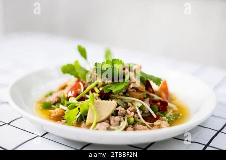 Scharfer gemischter Salat auf weißem Gericht, Fokus wählen. Scharfe, gemischte Meeresfrüchte. Stockfoto