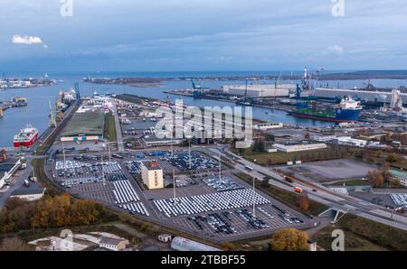 Rostock, Deutschland. November 2023. Der Seehafen mit verschiedenen Hafenbecken und Umschlagterminals. Im Seehafen Rostock sind mehrere Logistikzentren tätig, die Waren abwickeln. Quelle: Jens Büttner/dpa/Alamy Live News Stockfoto