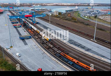 Rostock, Deutschland. November 2023. Der Seehafen mit verschiedenen Hafenbecken und Umschlagterminals. Im Seehafen Rostock sind mehrere Logistikzentren tätig, die Waren abwickeln. Quelle: Jens Büttner/dpa/Alamy Live News Stockfoto