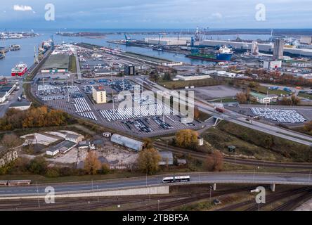 Rostock, Deutschland. November 2023. Der Seehafen mit verschiedenen Hafenbecken und Umschlagterminals. Im Seehafen Rostock sind mehrere Logistikzentren tätig, die Waren abwickeln. Quelle: Jens Büttner/dpa/Alamy Live News Stockfoto