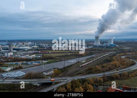 Rostock, Deutschland. November 2023. Der Seehafen mit dem Kohlekraftwerk im Hintergrund. Im Seehafen Rostock sind mehrere Logistikzentren tätig, die Waren abwickeln. Quelle: Jens Büttner/dpa/Alamy Live News Stockfoto