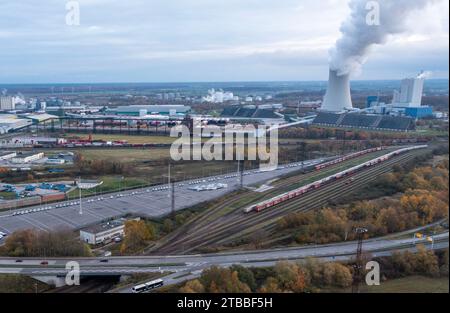 Rostock, Deutschland. November 2023. Der Seehafen mit dem Kohlekraftwerk im Hintergrund. Im Seehafen Rostock sind mehrere Logistikzentren tätig, die Waren abwickeln. Quelle: Jens Büttner/dpa/Alamy Live News Stockfoto