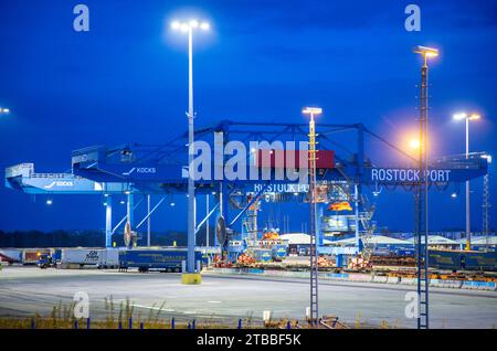 Rostock, Deutschland. November 2023. Der Seehafen mit verschiedenen Hafenbecken und Umschlagterminals. Im Seehafen Rostock sind mehrere Logistikzentren tätig, die Waren abwickeln. Quelle: Jens Büttner/dpa/Alamy Live News Stockfoto