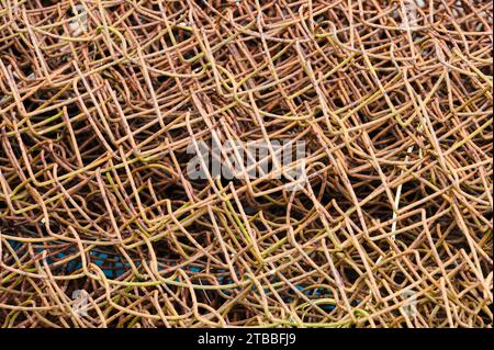 Rostiges Netz in einer Rolle in Nahaufnahme mit einer Textur von quadratischen Löchern Stockfoto