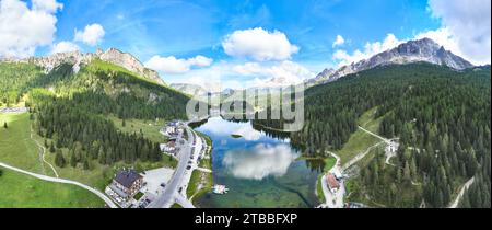 Lago di Misurina dall'alto, panoramica aerea sulle Dolomiti di Sexten Stockfoto