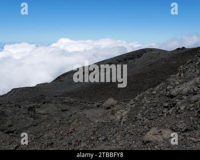 Auf den Wolken fließt die Lava auf dem Weg zum Dolomieu-Krater, dem Vulkan Fournaise in La Réunion. Vulkanische Wanderlandschaft der Insel Reunion Stockfoto