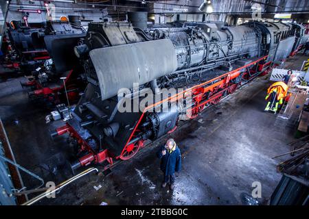 Schwerin, Deutschland. November 2023. Historische Dampflokomotiven stehen in dem Teil des historischen Eisenbahn- und Technikmuseums, das vor etwa vier Monaten durch einen Großbrand schwer beschädigt wurde und noch immer für Besucher geschlossen ist. Der Museumsverein hat erstmals Teile des Ortes für Besucher wieder eröffnet. Nach Angaben des Verbandes zerstörte der Brand große Teile des Daches sowie das ausgestellte Stellwerk und die Telekommunikationstechnik, die Modellbahnanlage und fast das gesamte Archiv. Quelle: Jens Büttner/dpa/Alamy Live News Stockfoto