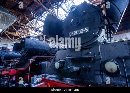 Schwerin, Deutschland. November 2023. Historische Dampflokomotiven stehen in dem Teil des historischen Eisenbahn- und Technikmuseums, das vor etwa vier Monaten durch einen Großbrand schwer beschädigt wurde und noch immer für Besucher geschlossen ist. Der Museumsverein hat erstmals Teile des Ortes für Besucher wieder eröffnet. Nach Angaben des Verbandes zerstörte der Brand große Teile des Daches sowie das ausgestellte Stellwerk und die Telekommunikationstechnik, die Modellbahnanlage und fast das gesamte Archiv. Quelle: Jens Büttner/dpa/Alamy Live News Stockfoto