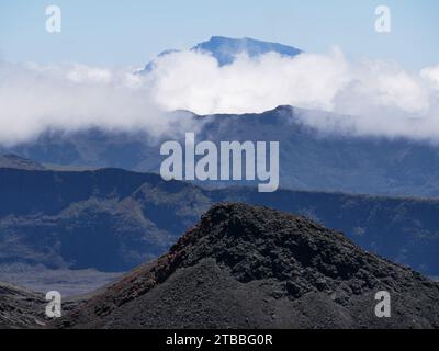 Eruptionskegel auf dem Vulkan Fournaise, Piton des neiges im Hintergrund, Insel Réunion. Vulkanlandschaft in La Réunion Stockfoto