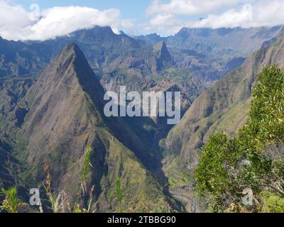 Berühmte Berglandschaft auf der Insel Réunion, Aussichtspunkt Mafate von dos d ANE. La Réunion Stockfoto