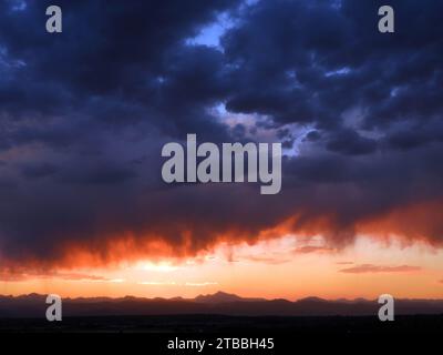 Dramatischer Sonnenuntergang und Virga-Wolken über den vorderen Gebirgszügen der Rocky Mountains, von Broomfield aus gesehen, Colorado Stockfoto