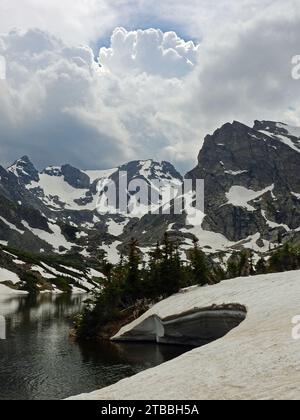 shoshoni Peak und Eissee isabelle an einem stürmischen Sommernachmittag in der indian Peaks Wildnis Area, colorado Stockfoto