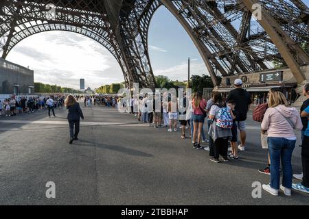 Die Schlange unter dem Eiffelturm in Paris Stockfoto