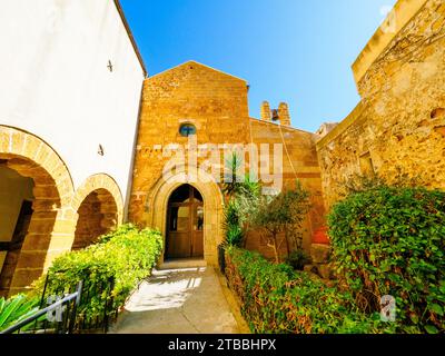 Der Eingang ist mit einem großen ogivalen Portal geschmückt - Chiesa di Santa Maria dei Greci (Kirche St. Maria der Griechen) - Agrigento, Sizilien, Italien Stockfoto