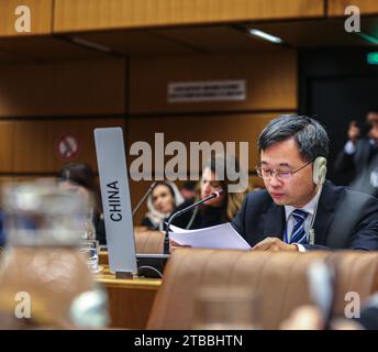 Wien, Österreich, Österreich. Dezember 2023. Ein Vertreter der China-Mission bei den Vereinten Nationen spricht auf einem verspäteten Treffen in Wien zum Gedenken an den Tag von Palästina, der am 29. November gefallen ist. der Jahrestag der Verabschiedung der palästinensischen Teilung der Vereinten Nationen (VN) im Jahr 1978 begann.in diesem Jahr nahmen 140 Personen an der Veranstaltung Teil, die 52 ständige Missionen repräsentierten, 8 IGO/UNO-Gäste. (Kreditbild: © Bianca Otero/ZUMA Press Wire) NUR REDAKTIONELLE VERWENDUNG! Nicht für kommerzielle ZWECKE! Stockfoto