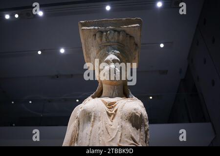 Athen, Griechenland. Dezember 2023. Eine Karyatide ist am 12. Mai 2023 im Akropolis-Museum in Athen, Griechenland, ausgestellt. (Foto: Giorgos Arapekos/NurPhoto) Credit: NurPhoto SRL/Alamy Live News Stockfoto