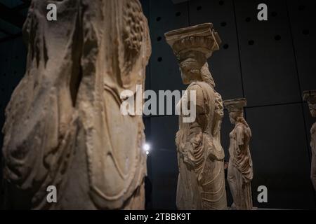 Athen, Griechenland. Dezember 2023. Karyatiden sind am 12. Mai 2023 im Akropolis-Museum in Athen zu sehen. (Foto von Giorgos Arapekos/NurPhoto)0 Credit: NurPhoto SRL/Alamy Live News Stockfoto