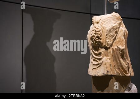 Athen, Griechenland. Dezember 2023. Eine Karyatide ist am 12. Mai 2023 im Akropolis-Museum in Athen, Griechenland, ausgestellt. (Foto: Giorgos Arapekos/NurPhoto) Credit: NurPhoto SRL/Alamy Live News Stockfoto