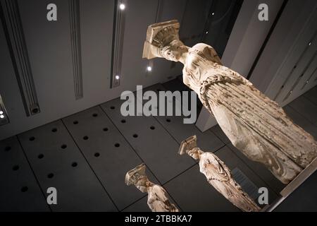 Athen, Griechenland. Dezember 2023. Karyatiden sind am 12. Mai 2023 im Akropolis-Museum in Athen zu sehen. (Foto von Giorgos Arapekos/NurPhoto)0 Credit: NurPhoto SRL/Alamy Live News Stockfoto