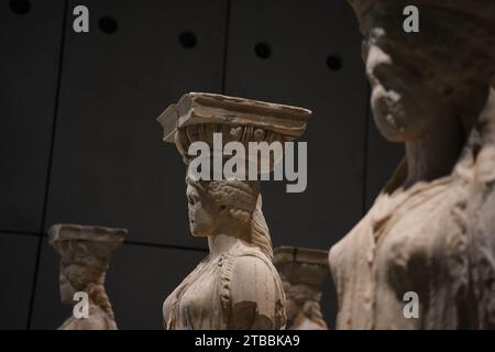 Athen, Griechenland. Dezember 2023. Karyatiden sind am 12. Mai 2023 im Akropolis-Museum in Athen zu sehen. (Foto von Giorgos Arapekos/NurPhoto)0 Credit: NurPhoto SRL/Alamy Live News Stockfoto