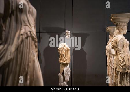 Athen, Griechenland. Dezember 2023. Karyatiden sind am 12. Mai 2023 im Akropolis-Museum in Athen zu sehen. (Foto von Giorgos Arapekos/NurPhoto)0 Credit: NurPhoto SRL/Alamy Live News Stockfoto