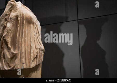 Athen, Griechenland. Dezember 2023. Eine Karyatide ist am 12. Mai 2023 im Akropolis-Museum in Athen, Griechenland, ausgestellt. (Foto: Giorgos Arapekos/NurPhoto) Credit: NurPhoto SRL/Alamy Live News Stockfoto