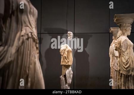 Athen, Griechenland. Dezember 2023. Karyatiden sind am 12. Mai 2023 im Akropolis-Museum in Athen zu sehen. (Foto von Giorgos Arapekos/NurPhoto)0 Credit: NurPhoto SRL/Alamy Live News Stockfoto