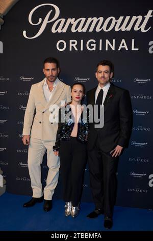 Mexiko-Stadt, Mexiko. Dezember 2023. Miguel Angel Silvestre, Assira Abbate und Luis Gerardo Mendez besuchen am 5. Dezember 2023 den blauen Teppich der TV-Serie Los Enviados im Teatro Helenico in Mexiko-Stadt. (Foto: Jaime Nogales/Eyepix Group) (Foto: Eyepix/NurPhoto) Credit: NurPhoto SRL/Alamy Live News Stockfoto