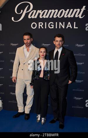 Mexiko-Stadt, Mexiko. Dezember 2023. Miguel Angel Silvestre, Assira Abbate und Luis Gerardo Mendez besuchen am 5. Dezember 2023 den blauen Teppich der TV-Serie Los Enviados im Teatro Helenico in Mexiko-Stadt. (Foto: Jaime Nogales/Eyepix Group) (Foto: Eyepix/NurPhoto) Credit: NurPhoto SRL/Alamy Live News Stockfoto