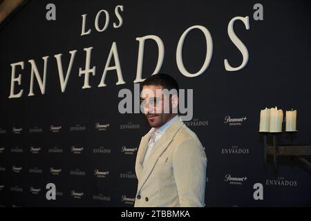 Mexiko-Stadt, Mexiko. Dezember 2023. Miguel Angel Silvestre besucht am 5. Dezember 2023 den blauen Teppich der TV-Serie „Los Enviados“ im Teatro Helenico in Mexiko-Stadt. (Foto: Jaime Nogales/Eyepix Group) (Foto: Eyepix/NurPhoto) Credit: NurPhoto SRL/Alamy Live News Stockfoto