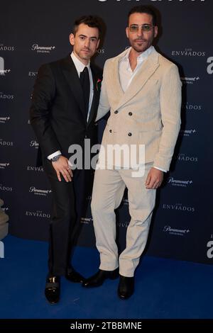 Miguel Angel Silvestre und Luis Gerardo Mendez besuchen am 5. Dezember 2023 den blauen Teppich der TV-Serie „Los Enviados“ im Teatro Helenico in Mexiko-Stadt. (Foto: Jaime Nogales/Eyepix Group) (Foto: Eyepix/NurPhoto) Stockfoto