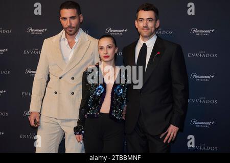 Miguel Angel Silvestre, Assira Abbate und Luis Gerardo Mendez besuchen am 5. Dezember 2023 den blauen Teppich der TV-Serie Los Enviados im Teatro Helenico in Mexiko-Stadt. (Foto: Jaime Nogales/Eyepix Group) (Foto: Eyepix/NurPhoto) Stockfoto